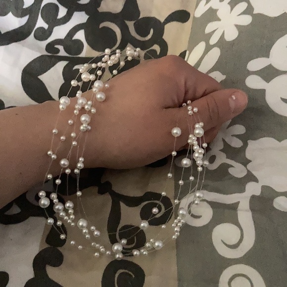 Faux white pearl necklace - Picture 4 of 4